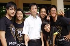 Thầy giáo dạy văn tận tâm cùng học trò